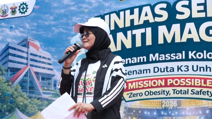FOTO: Wakil Rektor Bidang Sumber Daya Manusia, Alumni, dan Sistem Informasi Unhas, Prof. Dr. Farida Patittingi, S.H., M.Hum., dalam sambutannya menjelaskan bahwa sejak pembentukan tim K3 Unhas, inspeksi lingkungan kerja dilakukan secara rutin dan sistematis. Para Duta K3 ditugaskan untuk memastikan aspek kebersihan, keamanan, dan kenyamanan ruang kerja sivitas akademika terpenuhi sesuai standar.