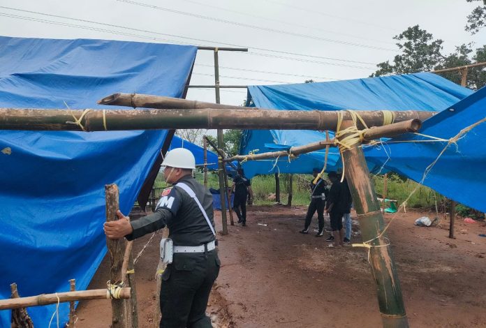 FOTO: Denpom Kodam XIV/Hasanuddin melakukan penggrebekan aktivitas sabung ayam di Dusun Biringromang, Desa Panaikang, Kecamatan Pattallassang, Kabupaten Gowa pada Minggu 8 Februari 2026 sekitar pukul 15.50 WITA. (Istimewa)