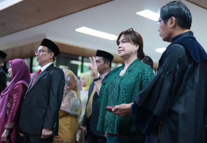 FOTO: Dr. Fierenziana Getruida Junus, S.S., M.Hum saat mengucapkan sumpah jabatan sebagai Ketua Gugus Penjaminan Mutu dan Peningkatan Reputasi pada Fakultas Ilmu Budaya. Pengambilan sumpah dan pelantikan itu berlangsung di Lantai Dasar Gedung Rektorat Unhas ini dihadiri Rektor Unhas, pada Senin (9/2).