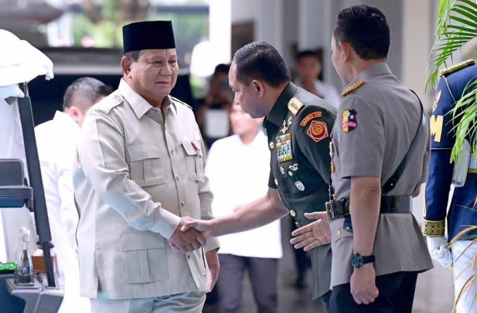 FOTO: Presiden Prabowo Subianto saat tiba di Istana Merdeka, Jakarta, Senin, 9 Februari 2026. Disambung Panglima TNI dan Kapolri. (Dok Seskab)