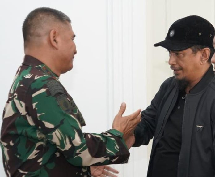 FOTO: Kiri, Pangdam XIV/Hasanuddin Mayjen TNI Bangun Nawoko dan Ketua Umum LASKAR Sulawesi Selatan, Illank Radjab, S.H., (istimewa)
