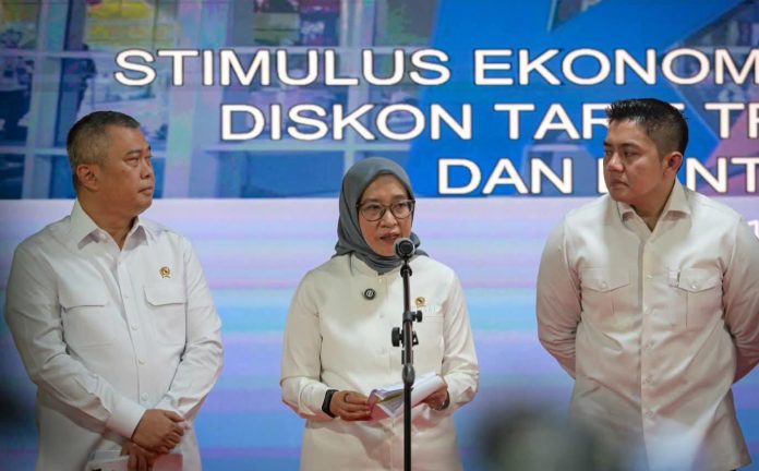 FOTO: Menteri Kabinet Merah Putih menyampaikan keterangan pers terkait Paket Stimulus Ekonomi 1-2026 menjelang bulan Ramadan dan libur Idulfitri 2026 di Stasiun Gambir, Jakarta, Selasa, 10 Februari 2026. (Foto: HIM)