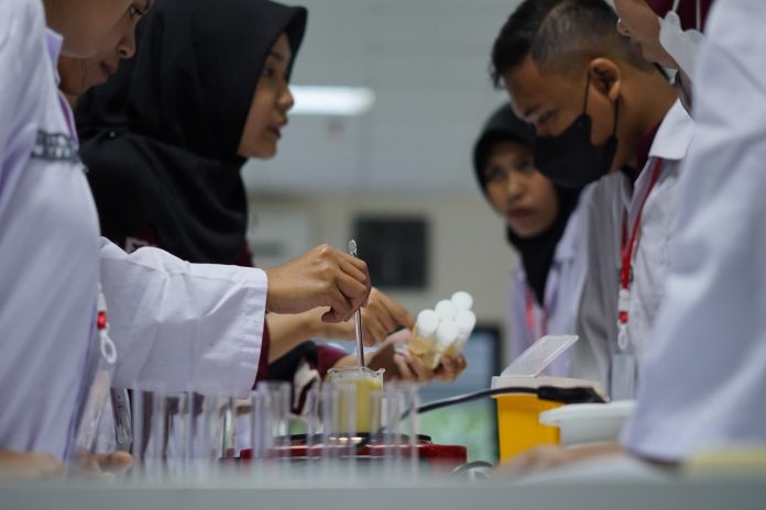 FOTO: Fakultas Farmasi Universitas Hasanuddin melalui Unhas Fly Research Group (UFRG) menyelenggarakan kegiatan praktikum riset Drosophila melanogaster yang melibatkan peserta dari berbagai perguruan tinggi di Sulawesi dan sekitarnya.
