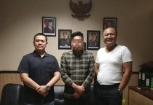 DPO Sudah Diamankan Satgas SIRI Kejagung, GRP Belum Jadi Tersangka, Kasipenkum Kejati Sulsel: Sudah Ditangani Kejari Sinjai FOTO: Paling Tengah GRP alias AGL (39) saat diamankan Tim Satuan Tugas Intelijen Reformasi dan Inovasi (SIRI) Kejaksaan Agung di Bandara Soekarno Hatta, Tangerang, Banten, pada Jumat, 30 Januari 2026 lalu. (Dok. Kejaksaan Agung RI)