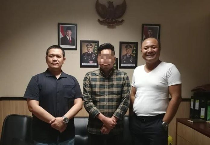 FOTO: Paling Tengah GRP alias AGL (39) saat diamankan Tim Satuan Tugas Intelijen Reformasi dan Inovasi (SIRI) Kejaksaan Agung di Bandara Soekarno Hatta, Tangerang, Banten, pada Jumat, 30 Januari 2026 lalu. (Dok. Kejaksaan Agung RI)