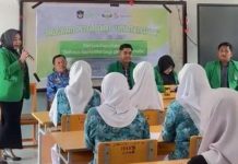 Bangun Generasi Sadar Hukum, UMI Mengajar Gelar Penyuluhan Anti-Narkotika FOTO: Dr. Radesya Pratiwi Baharuddin, S.H., M.H., Dr. Dewi Ayu Lestari, serta Andi Muhammad Ilham R., S.Kel., M.Si. Para dosen memberikan pemaparan komprehensif terkait dampak hukum, sosial, dan psikologis akibat penyalahgunaan narkotika.