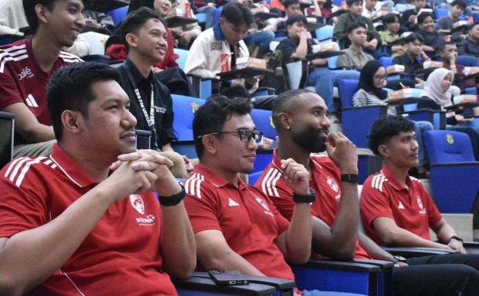 FOTO: Universitas Hasanuddin (Unhas) dan PSM Makassar resmi menandatangani nota kesepahaman (MoU) sebagai langkah awal penguatan kolaborasi antara dunia akademik dan industri olahraga profesional.