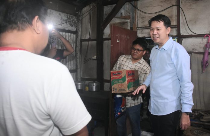 IMG-20260213-WA0526 FOTO: Ketua Gerindra Makassar, Eric Horas saat menyalurkan bantuan kepada warga di Jalan Veteran Selatan Lorong 2, Kelurahan Maricaya Baru, Kecamatan Makassar, Jumat (13/2/2026).