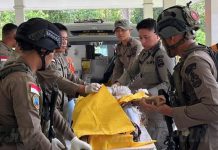 Pengamanan Evakuasi Korban Penembakan di Bandara Korowai Berjalan Aman dan Lancar FOTO: Satuan Tugas Tindak Ops Damai Cartenz 2026 melalui Unit QRF 3 melaksanakan pengamanan dan pengawalan proses evakuasi korban penembakan di Bandara Korowai, Kamis (12/2/2026). (Dok. Humas Korps Brimob Polri)