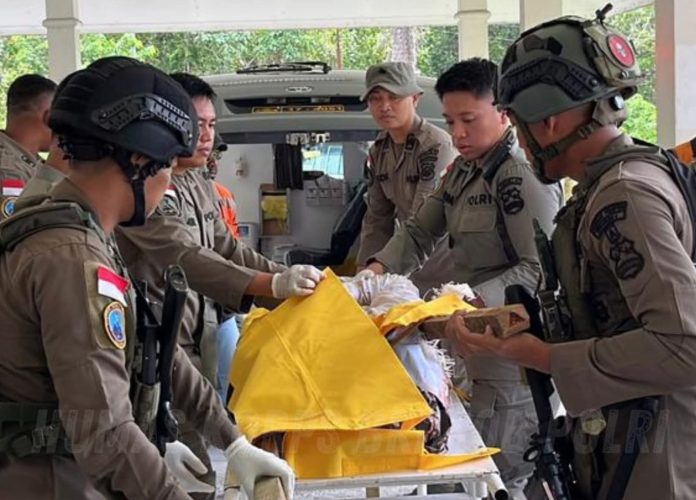 FOTO: Satuan Tugas Tindak Ops Damai Cartenz 2026 melalui Unit QRF 3 melaksanakan pengamanan dan pengawalan proses evakuasi korban penembakan di Bandara Korowai, Kamis (12/2/2026). (Dok. Humas Korps Brimob Polri)