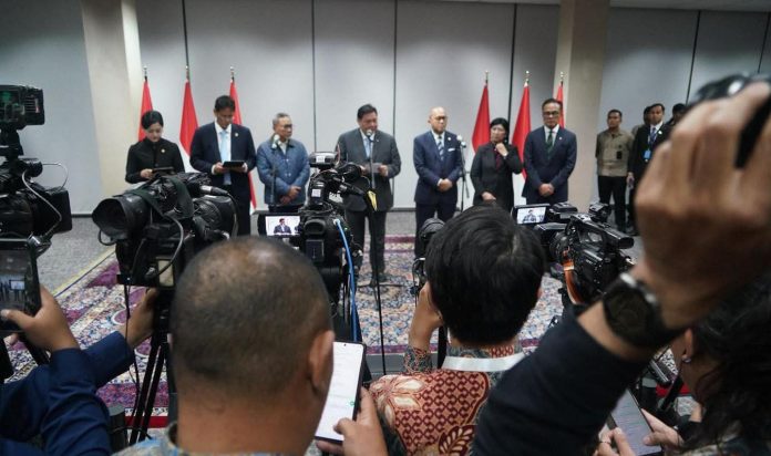FOTO: Menteri Koordinator Bidang Perekonomian, Airlangga Hartarto saat memberikan keterangan pers usai acara 'Indonesia Economic Outlook (IEO) 2026', di Wisma Danantara, Jakarta. Jumat malam (13/2/2026). (Dok. Airlangga)