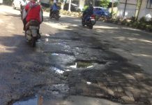 Gempar: Jalan Aroepala – Tun Abdul Razak Makin Parah, Depan Kampus Patria Artha Bak “Kolam Kerbau” FOTO: Kondisi jalan Aroepala dan Tun Abdul Razak (kawasan Hertasning Baru) terbilang paling parah. Jalan penghubung Kota Makassar, Kabupaten Gowa dan Maros itu terlihat semakin rusak. (Istimewa dokumen GEMPAR)