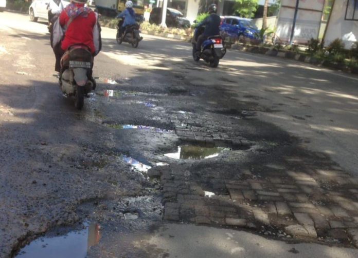 FOTO: Kondisi jalan Aroepala dan Tun Abdul Razak (kawasan Hertasning Baru) terbilang paling parah. Jalan penghubung Kota Makassar, Kabupaten Gowa dan Maros itu terlihat semakin rusak. (Istimewa dokumen GEMPAR)