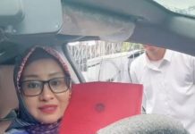 Disanksi Majelis Etik UNM, Dosen Qadriati Disanksi Tidak Bisa Bimbing Mahasiswa Dua Semester FOTO: Qadriati Dg Bau saat menguji salah satu mahasiswa di areal parkir Universitas Negeri Makassar. (Hasil tangkap layar dari tiktok dosen milenial)