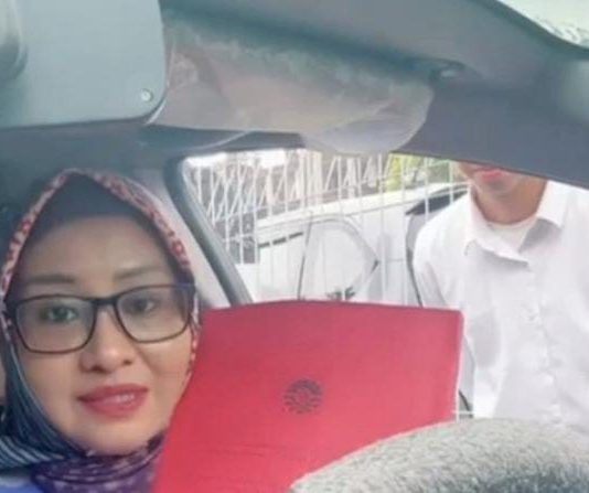 Disanksi Majelis Etik UNM, Dosen Qadriati Disanksi Tidak Bisa Bimbing Mahasiswa Dua Semester FOTO: Qadriati Dg Bau saat menguji salah satu mahasiswa di areal parkir Universitas Negeri Makassar. (Hasil tangkap layar dari tiktok dosen milenial)