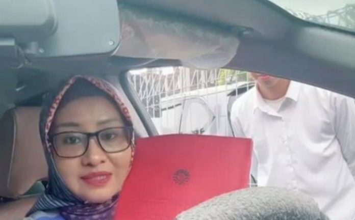 IMG-20260215-WA0078 FOTO: Qadriati Dg Bau saat menguji salah satu mahasiswa di areal parkir Universitas Negeri Makassar. (Hasil tangkap layar dari tiktok dosen milenial)
