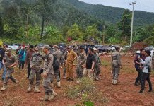 Investasi IHIP Tersandera Status Lahan, Warga Bertahan di Tengah Klaim HPL Pemkab Lutim FOTO: Warga di Desa Harapan, Kecamatan Malili, Kabupaten Luwu Timur, berusaha menghalau Sekretaris Daerah Ramadhan Pirade bersama ratusan personel Satpol PP mendatangi lokasi untuk memasang papan bertuliskan “Tanah Ini Milik Pemerintah Luwu Timur” dan melakukan penertiban kebun warga.