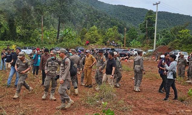 IMG-20260215-WA0226 FOTO: Warga di Desa Harapan, Kecamatan Malili, Kabupaten Luwu Timur, berusaha menghalau Sekretaris Daerah Ramadhan Pirade bersama ratusan personel Satpol PP mendatangi lokasi untuk memasang papan bertuliskan “Tanah Ini Milik Pemerintah Luwu Timur” dan melakukan penertiban kebun warga.