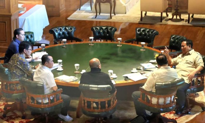 FOTO: Presiden Prabowo Subianto menggelar rapat terbatas (Ratas) dengan sejumlah menteri dibidang ekonomi. Ratas itu digelar di kediaman pribadi Presiden di Hambalang, Bogor pada Minggu (15/2) sore. (Dok. Seskab)