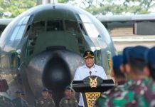 Tidak hanya Atlusista yang Memadai, Menko Polkam: Kesiapan dan Disiplin Prajurit adalah Hal yang Utama FOTO: Menteri Koordinator Bidang Politik dan Keamanan Jenderal TNI (Purn.) Djamari Chaniago saat peninjauan langsung alutsista di Pangkalan Udara (Lanud) Abdulrachman Saleh Malang. Minggu (15/2/2026). (Dok Menko Polkam)
