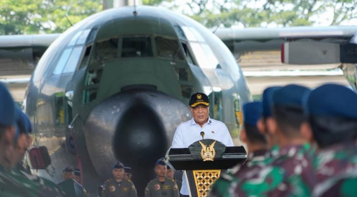 IMG-20260217-WA0008 FOTO: Menteri Koordinator Bidang Politik dan Keamanan Jenderal TNI (Purn.) Djamari Chaniago saat peninjauan langsung alutsista di Pangkalan Udara (Lanud) Abdulrachman Saleh Malang. Minggu (15/2/2026). (Dok Menko Polkam)