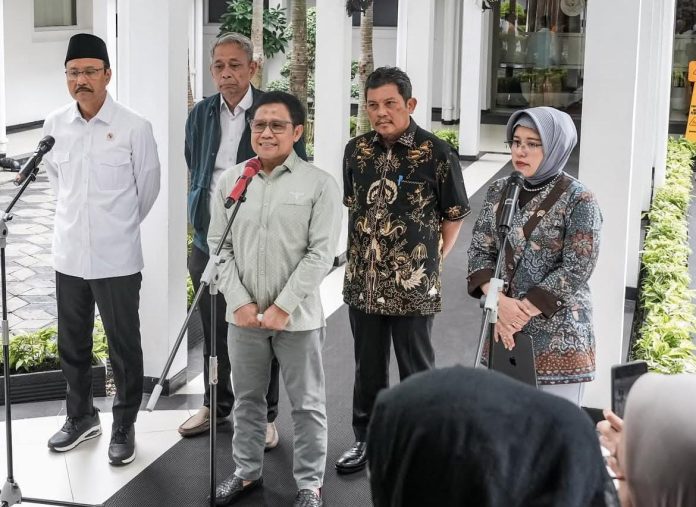 FOTO: Menteri Koordinator (Menko) Bidang Pemberdayaan Masyarakat Muhaimin Iskandar (Cak Imin) memberikan keterangan pers usai memimpin Rapat Tingkat Menteri (RTM) di Jakarta. (Dok. Cak Imin)