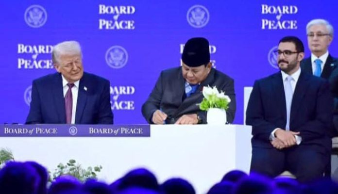 FOTO: Presiden Amerika Serikat, Donald Trump saat menyaksikan penandatanganan Board of Peace (BoP) beberapa waktu lalu dengan 20 kepala negara termasuk Indonesia. (Dok. Seskab)