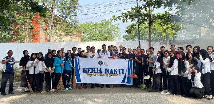 FOTO: Pimpinan dan Staff Bapas Kelas II Kendari Laksanakan Kerja Bakti Bersihkan Area Lingkungan Kantor dan Fasilitas Umum