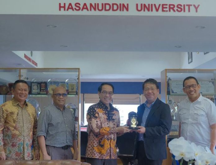 IMG-20260219-WA0193 FOTO: Delegasi Hiroshima University diterima langsung oleh Rektor Unhas, Prof. Dr. Ir. Jamaluddin Jompa, M.Sc., di Ruang Rektor, Lantai 8 Gedung Rektorat Unhas Tamalanrea, Makassar, Rabu (18/02).