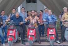 Unhas Luncurkan Pengoperasian 600 Unit Sepeda Listrik Canggih, Perkuat Green Campus FOTO: Rektor Universitas Hasanuddin resmi meluncurkan layanan sepeda listrik yang diberi nama "Wesgo Unhas" sebagai bagian dari transformasi menuju Green Campus, Smart Mobility, dan Smart Campus.