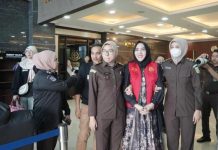 Kejati Sulsel Jebloskan Kembali Mira Hayati ke Penjara, Kasus Kosmetik Berbahaya FOTO: Tim Intelijen Kejaksaan Tinggi Sulawesi Selatan (Kejati Sulsel), melaksanakan eksekusi penahanan terhadap terpidana kasus kosmetik berbahaya, Mira Hayati. (Dok Kejati Sulsel)