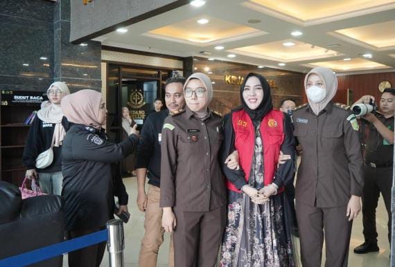 IMG-20260219-WA0197(1) FOTO: Tim Intelijen Kejaksaan Tinggi Sulawesi Selatan (Kejati Sulsel), melaksanakan eksekusi penahanan terhadap terpidana kasus kosmetik berbahaya, Mira Hayati. (Dok Kejati Sulsel)