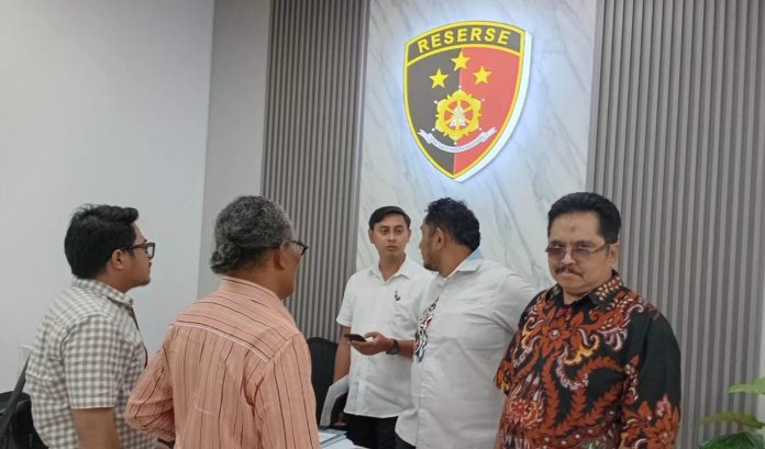 FOTO: Paling Kanan (Batik Coklat) Purwanto M Ali, saat mendampingi Forum Sinergi Komunitas Merah Putih Pelaporan Wali Kota Denpasar ke Bareskrim.