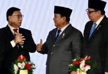Ini 11 MoU Antara Pelaku Usaha Indonesia dan AS, Disaksikan Presiden Prabowo FOTO: Prabowo Subianto didampingi Menko Bidang Perekonomian, Airlangga Hartarto menyaksikan penandatanganan 11 nota kesepahaman (Memorandum of Understanding/MoU) senilai USD38,4 miliar antara pelaku usaha Indonesia dan Amerika Serikat dalam sesi roundtable Business Summit di Washington DC, Rabu (18/02/2026). (Dok. Seskab)
