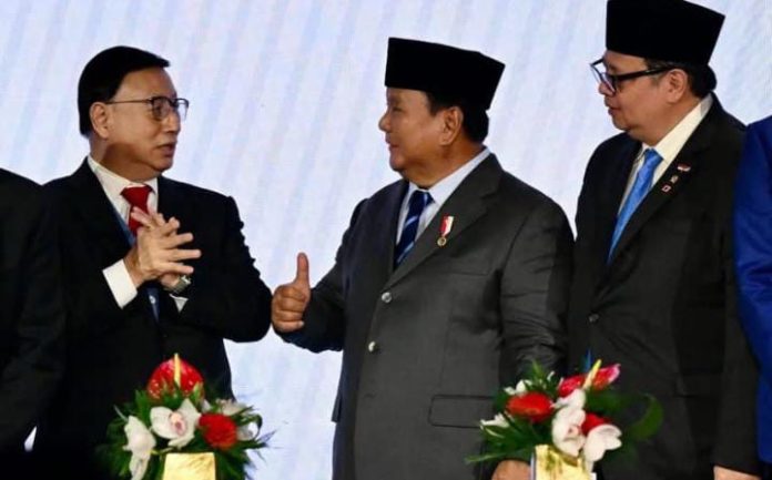 FOTO: Prabowo Subianto didampingi Menko Bidang Perekonomian, Airlangga Hartarto menyaksikan penandatanganan 11 nota kesepahaman (Memorandum of Understanding/MoU) senilai USD38,4 miliar antara pelaku usaha Indonesia dan Amerika Serikat dalam sesi roundtable Business Summit di Washington DC, Rabu (18/02/2026). (Dok. Seskab)