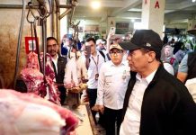 Kementan Sidak di Pasar Serpong, Temukan Harga Daging Sapi Tetap Stabil Meskipun Permintaan Naik FOTO: Menteri Pertanian sekaligus Kepala Badan Pangan Nasional, Andi Amran Sulaiman saat melakukan sidak di salah satu pasar tradisional. (Dok. Kementan)