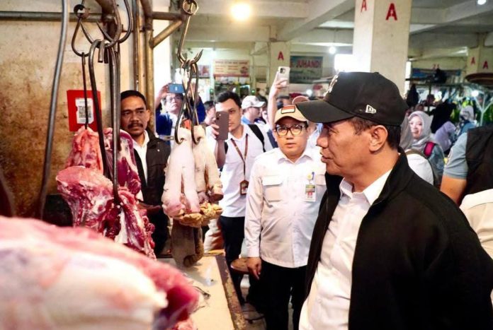 FOTO: Menteri Pertanian sekaligus Kepala Badan Pangan Nasional, Andi Amran Sulaiman saat melakukan sidak di salah satu pasar tradisional. (Dok. Kementan)