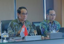 Unhas dan Brimob Polda Sulsel Kerja Sama Kelola Lapangan Tembak FOTO: Prof. Dr.Ir. Jamaluddin Jompa, M.Sc. Rektor Universitas Hasanuddin saat memberikan keterangan pers di Ruang Kerja Rektor, Lantai 8 Gedung Rektorat Unhas, Tamalanrea. Jumat (20/2)