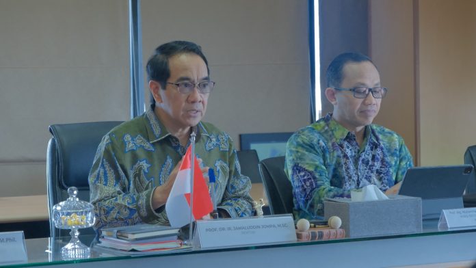FOTO: Prof. Dr.Ir. Jamaluddin Jompa, M.Sc. Rektor Universitas Hasanuddin saat memberikan keterangan pers di Ruang Kerja Rektor, Lantai 8 Gedung Rektorat Unhas, Tamalanrea. Jumat (20/2)