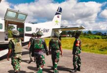 Kemenko Polkam Perkuat Sinergi Jamin Keamanan Penerbangan dan Fasilitas Publik Papua FOTO: Aparat TNI saat mengamankan bandara udara saat mengamankan pesawat Cessna Grand Caravan PK-SNR milik PT Smart Cakrawala Aviation pada rute Tanah Merah – Danawage/Koroway Batu, Kabupaten Boven Digoel, Provinsi Papua Selatan. (Dok via media sosial)