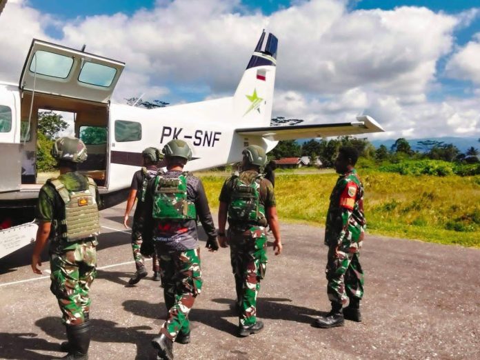 FOTO: Aparat TNI saat mengamankan bandara udara saat mengamankan pesawat Cessna Grand Caravan PK-SNR milik PT Smart Cakrawala Aviation pada rute Tanah Merah – Danawage/Koroway Batu, Kabupaten Boven Digoel, Provinsi Papua Selatan. (Dok via media sosial) 