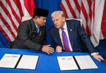 Siap Jadi Mediator, Kemenlu RI: Presiden Indonesia Siap untuk Melakukan Perjalanan ke Teheran FOTO: Presiden RI Prabowo Subianto dan Presiden Amerika Serikat Donald Trump menandatangani Perjanjian Perdagangan Timbal Balik antara Indonesia dan Amerika Serikat, di Washington, D.C., Kamis (19/02/2026). (Sumber: BPMI Setpres)