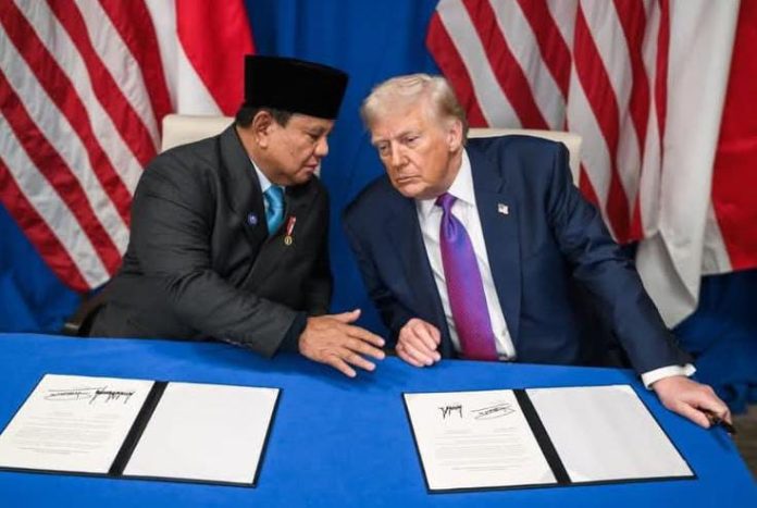 FOTO: Presiden RI Prabowo Subianto dan Presiden Amerika Serikat Donald Trump menandatangani Perjanjian Perdagangan Timbal Balik antara Indonesia dan Amerika Serikat, di Washington, D.C., Kamis (19/02/2026). (Sumber: BPMI Setpres)