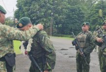 Penuh Rasa Haru dan Bangga, Komlek Kostrad Sambut 9 Prajurit Purna Satgas FOTO: Mayor Cke M.S. Hoting, memberikan kalungan bunga kepada Wakil Komandan Komlek Kostrad, Letkol Cke Bayu Wibowo, S.H., M.H.I., sebagai simbol ucapan selamat datang kembali ke satuan. (Dok. Penkostrad).