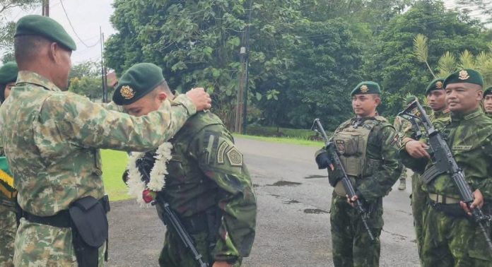 FOTO: Mayor Cke M.S. Hoting, memberikan kalungan bunga kepada Wakil Komandan Komlek Kostrad, Letkol Cke Bayu Wibowo, S.H., M.H.I., sebagai simbol ucapan selamat datang kembali ke satuan. (Dok. Penkostrad).