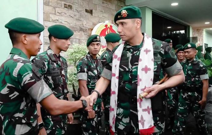 FOTO: Komandan Brigade Infanteri 18 Kostrad Letkol Inf Paulus Pandjaitan, S.H., MPICT. didampingi Ketua Persit KCK Cabang XXI Brigif 18 Koorcab Divif 2 PG Kostrad Ny. Novella Paulus, beserta rombongan melaksanakan kunjungan kerja ke Yonif 503 Kostrad, Mojosari. Jumat (20/02/2026). (Dok. Penkostrad).