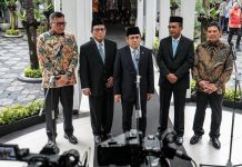 Prihati Pujowaskito Resmi Nahkodai BPJS Kesehatan, ini Kata Menko PM FOTO: Menteri Koordinator Pemberdayaan Masyarakat (Menko PM) Muhaimin Iskandar saat memberikan keterangan pers usai pelantikan Prihati Pujowaskito sebagai Dirut BPJS Kesehatan. (Dok. Menko PM)