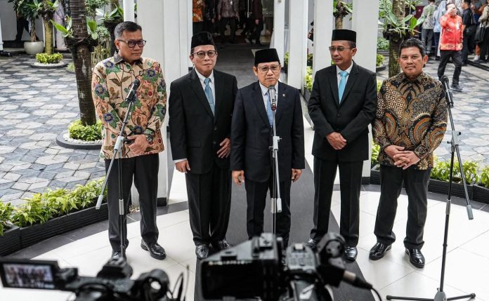 FOTO: Menteri Koordinator Pemberdayaan Masyarakat (Menko PM) Muhaimin Iskandar saat memberikan keterangan pers usai pelantikan Prihati Pujowaskito sebagai Dirut BPJS Kesehatan. (Dok. Menko PM) 