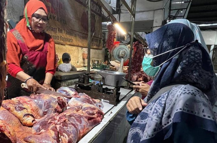 FOTO: Direktur Kesehatan Hewan, Ditjen PKH, Kementan, Hendra Wibawa ke beberapa pasar besar di wilayah Daerah Istimewa Yogyakarta (DIY), menjadi titik perhatian dalam pengawasan tersebut. (Dok Kementan) 