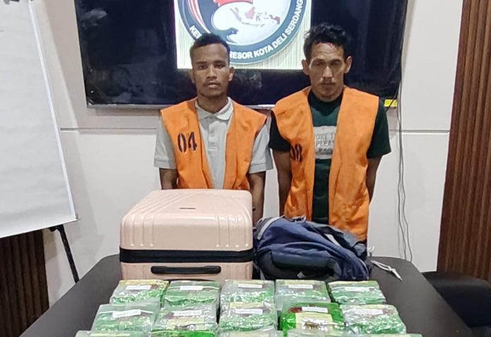 FOTO: Warga dan aparat kepolisian di wilayah hukum Polres Deli Serdang saat mengamankan 2 buah tas berisi sabu. (Dok. Istimewa)
